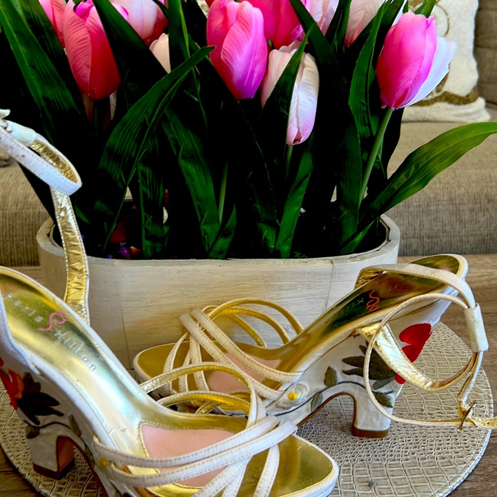 White flower wedge sandals